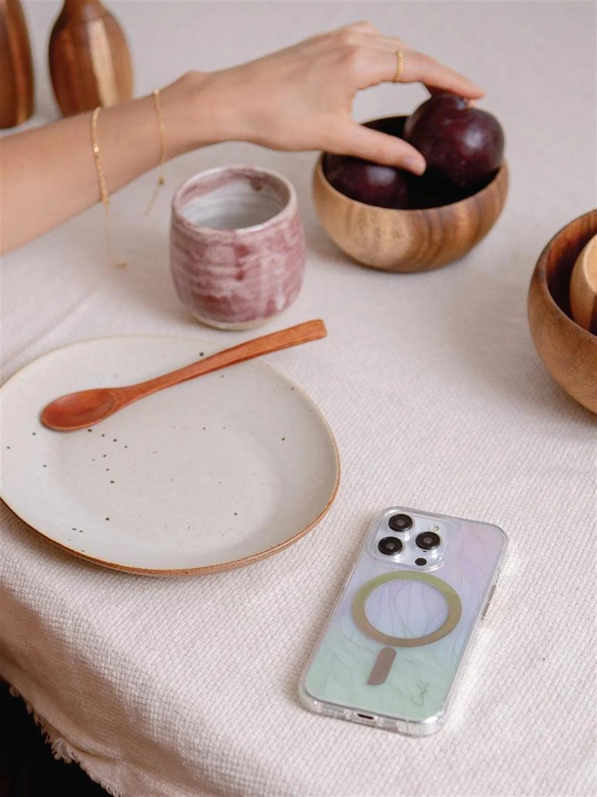 iPhone 15 Pro Coehl MagSafe Destekli Willow Telefon Kılıfı