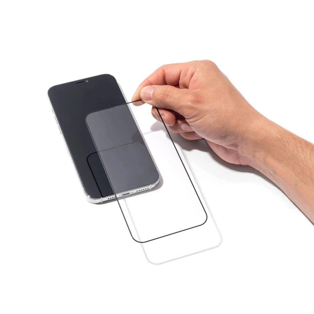 iPhone 15 Pro 9H Temperli Ekran Koruyucu Cam | bastcase - Uygulama Sonrası Duruş