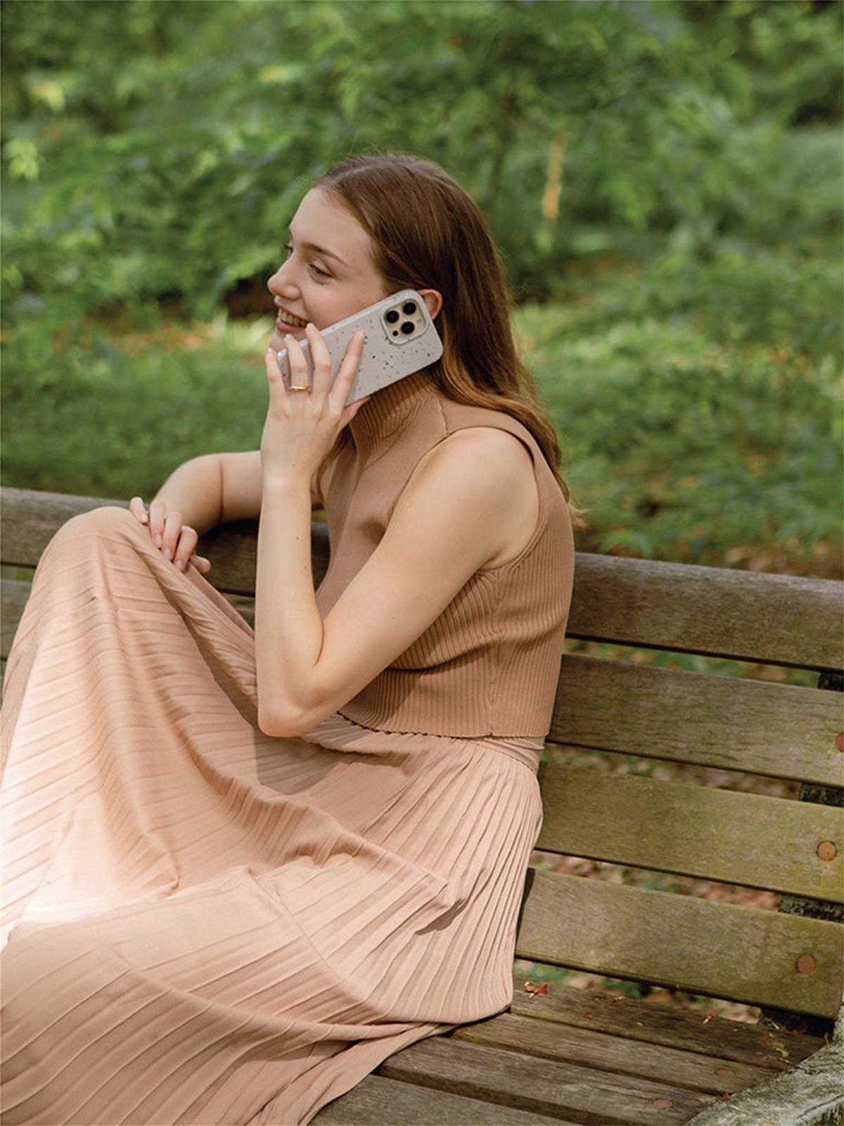 iPhone 14 Pro Coehl Terrazzo Telefon Kılıfı - Terra Gri | bastcase - Arka Yüzey Detayı