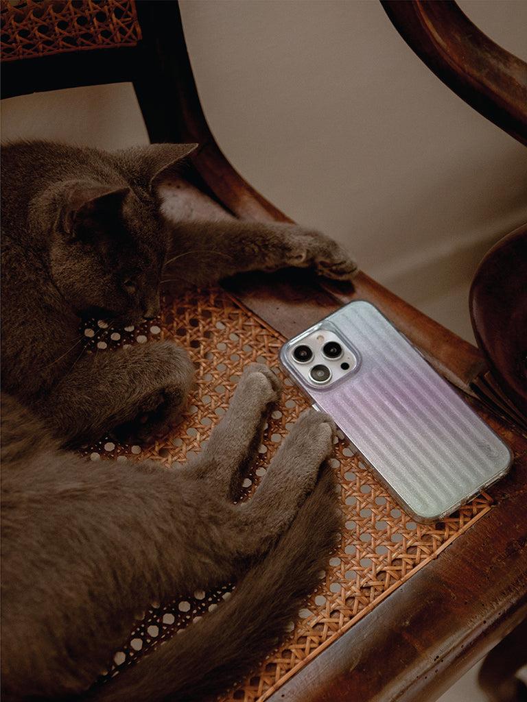 iPhone 14 Pro Max Coehl Linear Telefon Kılıfı - Coehl Mor | bastcase - Arka Yüzey Detayı