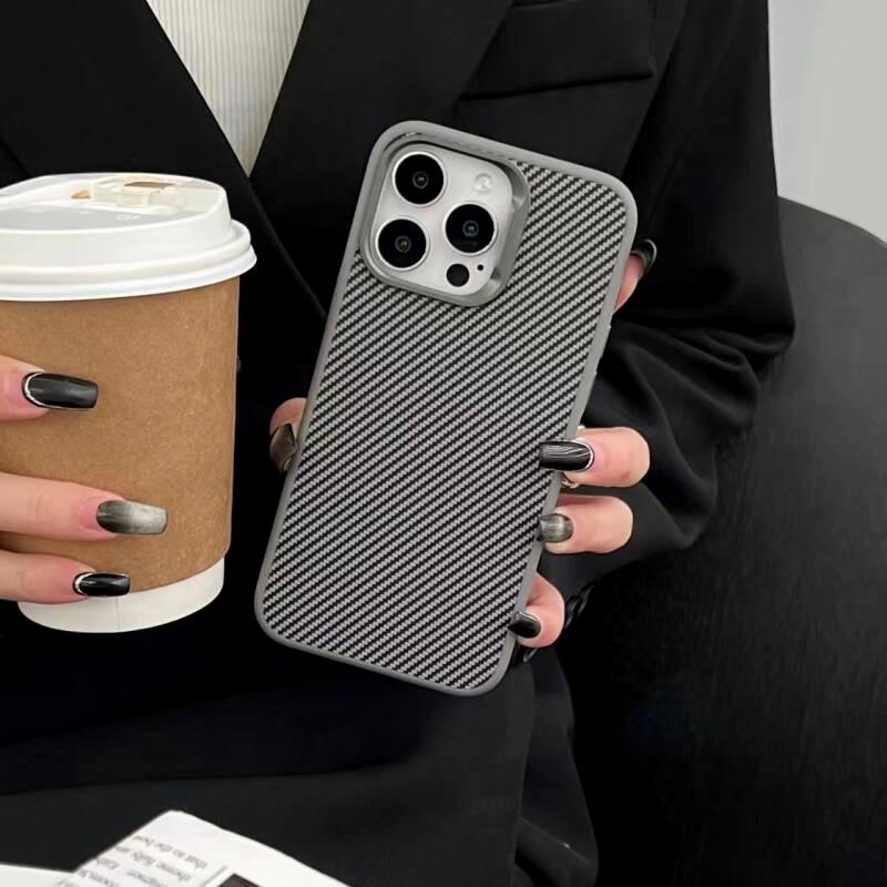 iPhone 15 Pro Max Carbon Telefon Kılıfı - Heavy Carbon Gümüş | bastcase - Kamera Koruma Alanı