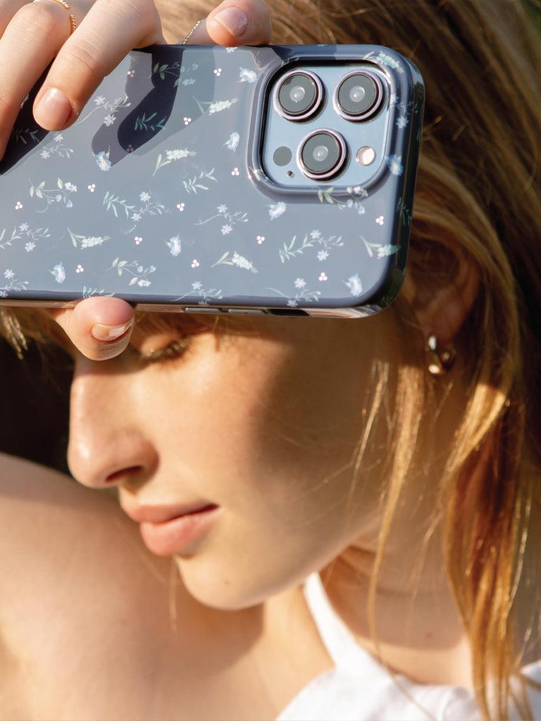 iPhone 15 Pro Max Coehl Praire Telefon Kılıfı - Çiçek Pembe | bastcase - Arka Yüzey Detayı