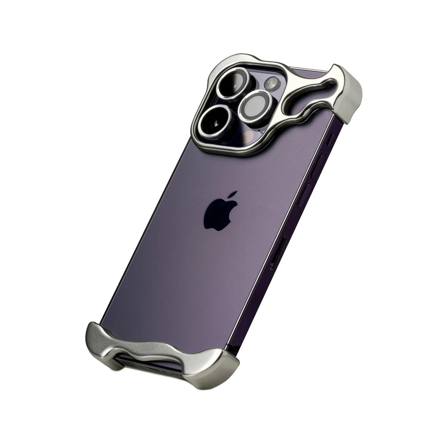 iPhone 15 Pro Wave Koruma Seti - Gümüş | bastcase - Farklı Açı Duruşu