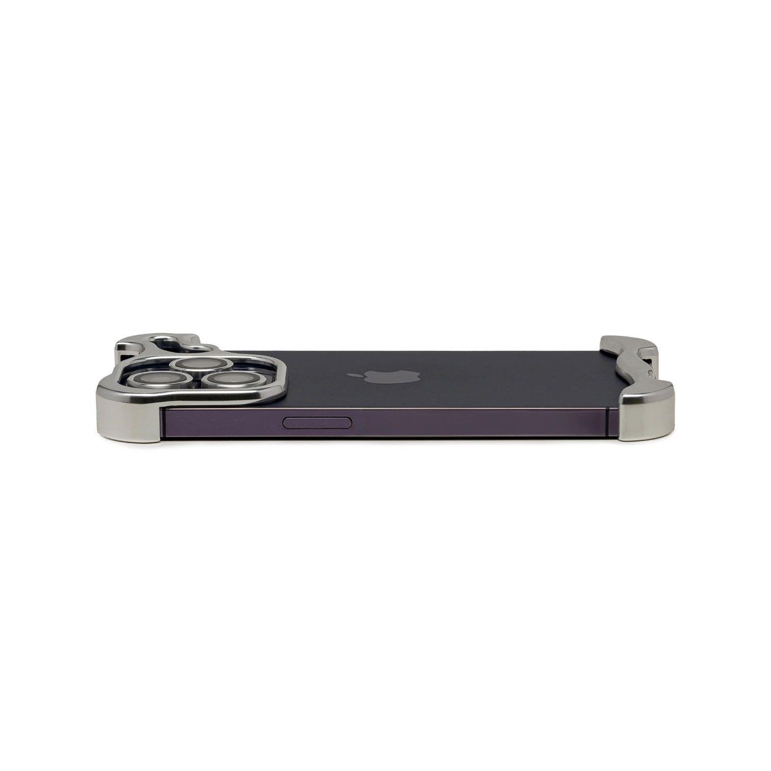 iPhone 15 Pro Wave Koruma Seti - Gümüş | bastcase - Kullanım Görseli