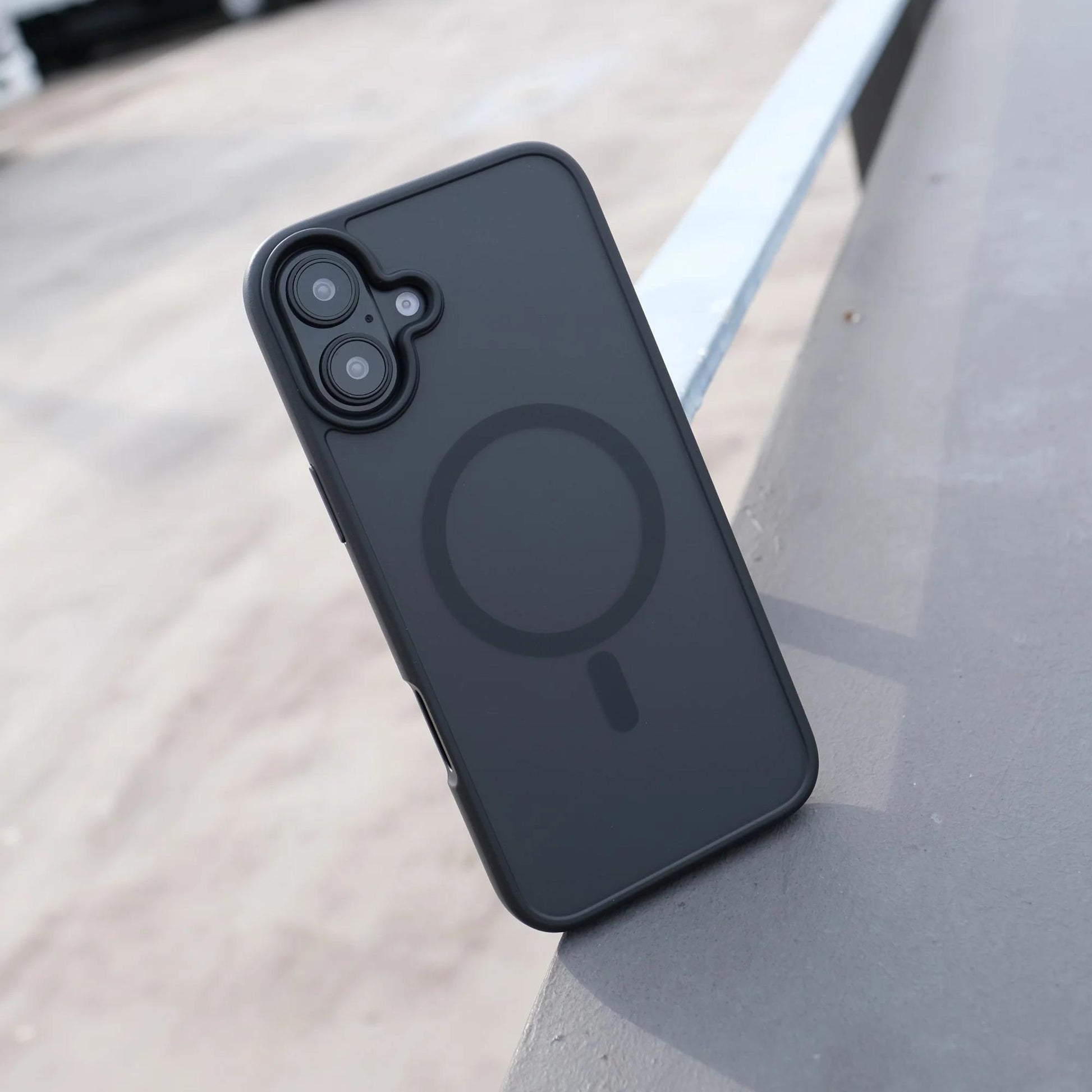 iPhone 16 Mat Bold Telefon Kılıfı - Beyaz Titanyum | bastcase - Arka Yüzey Detayı