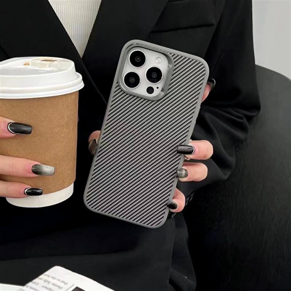 iPhone 16 Pro Max Carbon Telefon Kılıfı - Heavy Carbon Gümüş | bastcase - Kamera Koruma Alanı