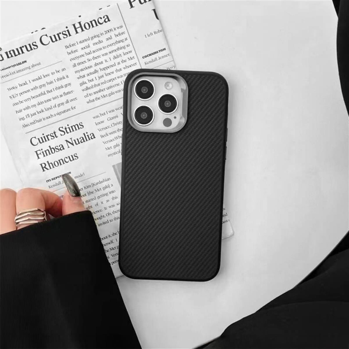 iPhone 16 Pro Max Carbon Telefon Kılıfı - Heavy Carbon Siyah | bastcase - Alt Port Kesimleri