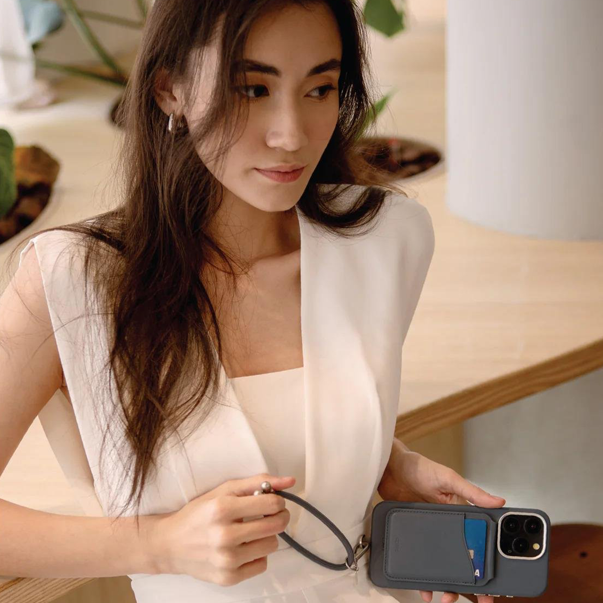 MagSafe Standlı Esme Aynalı Kartlık MagSafe Standlı Esme Aynalı Kartlık - Coehl Blue | bastcase - Kullanım Görseli