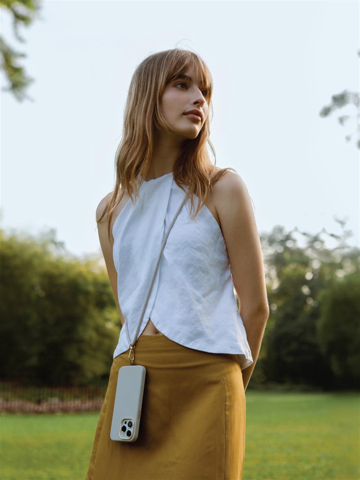 iPhone 15 Pro Coehl MagSafe Destekli Askı İpli Creme Telefon Kılıfı