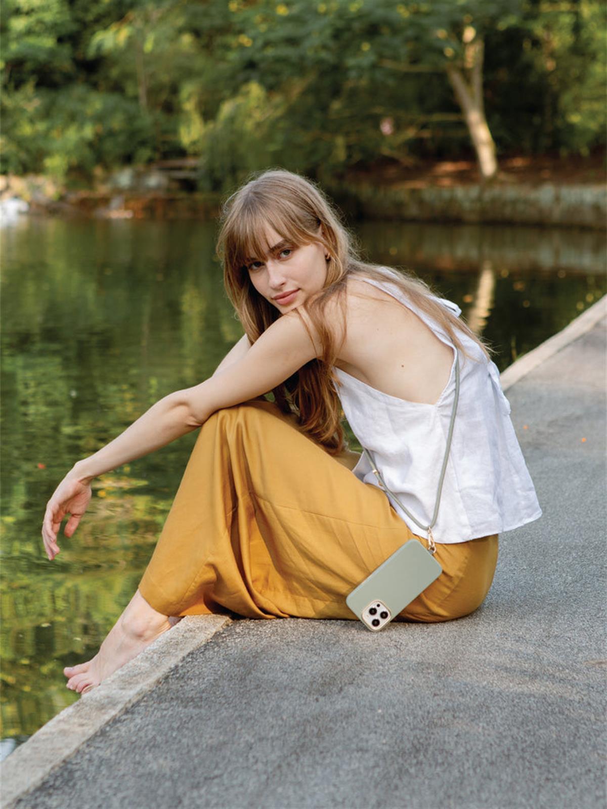 iPhone 15 Pro Coehl MagSafe Destekli Askı İpli Creme Telefon Kılıfı