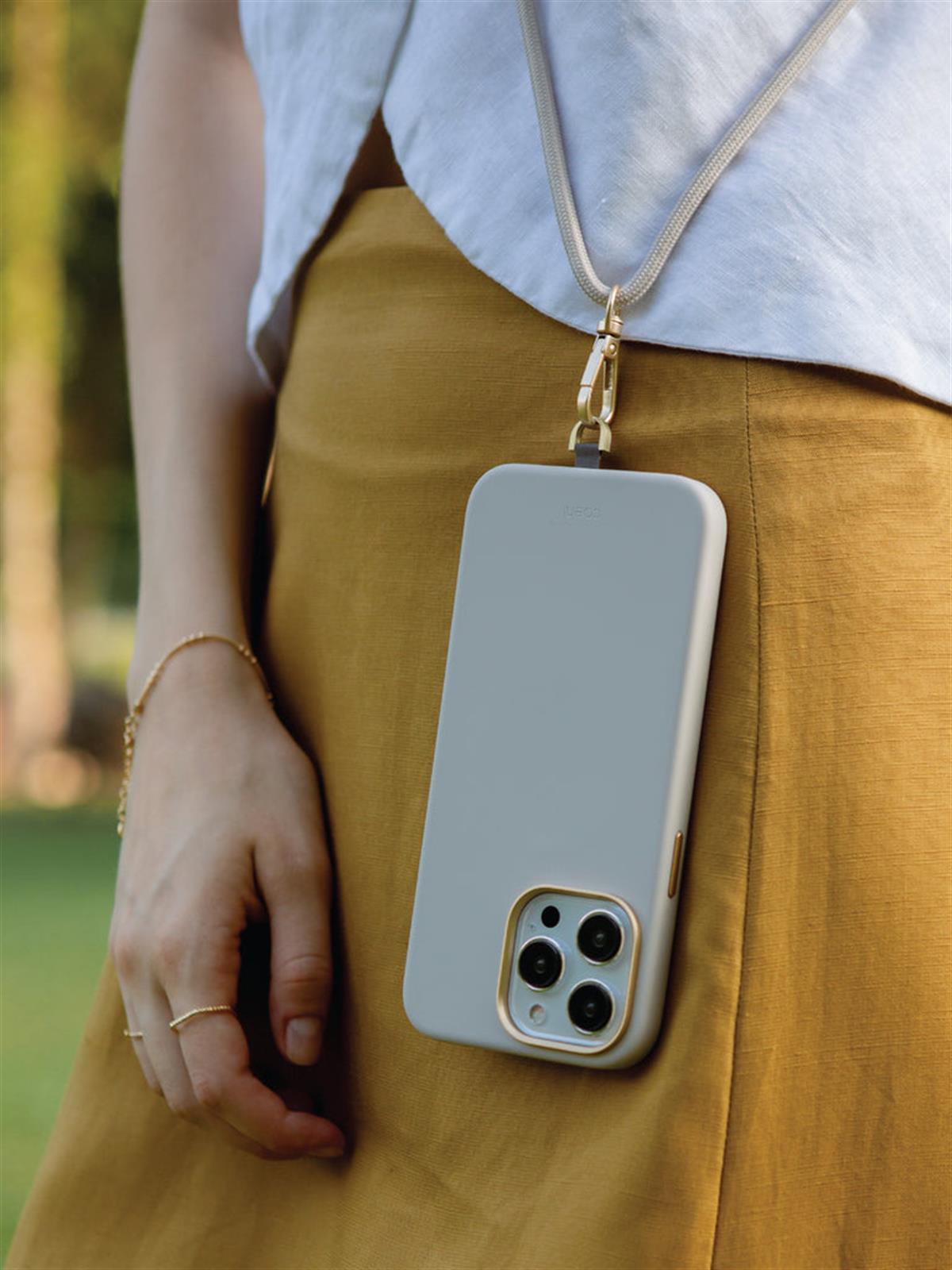 iPhone 15 Pro Coehl MagSafe Destekli Askı İpli Creme Telefon Kılıfı