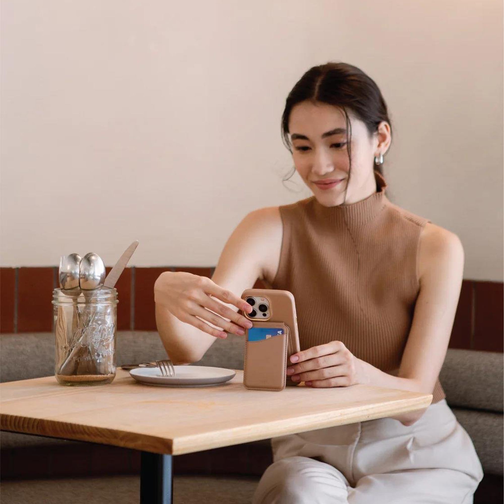 MagSafe Standlı Esme Aynalı Kartlık