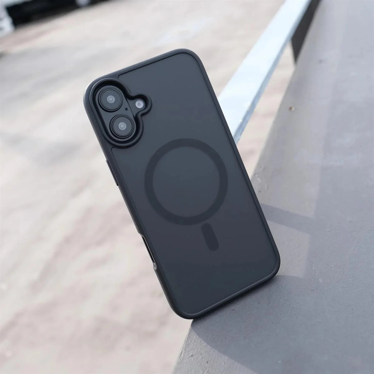 iPhone 17 Mat Bold Telefon Kılıfı